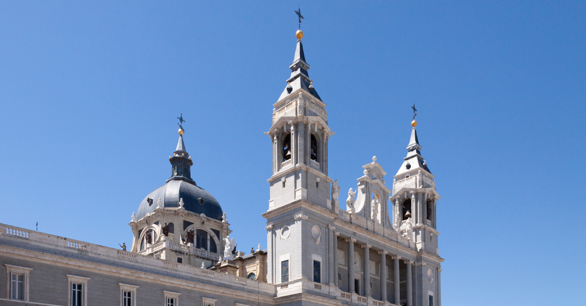 Catedral de la Almudena cerca de la mejor zona para alojarse en Madrid