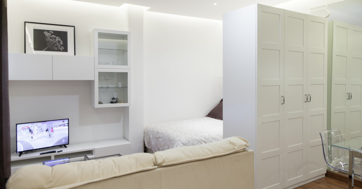 Salon y dormitorio en Malasaña, la mejor zona para alojarse en Madrid