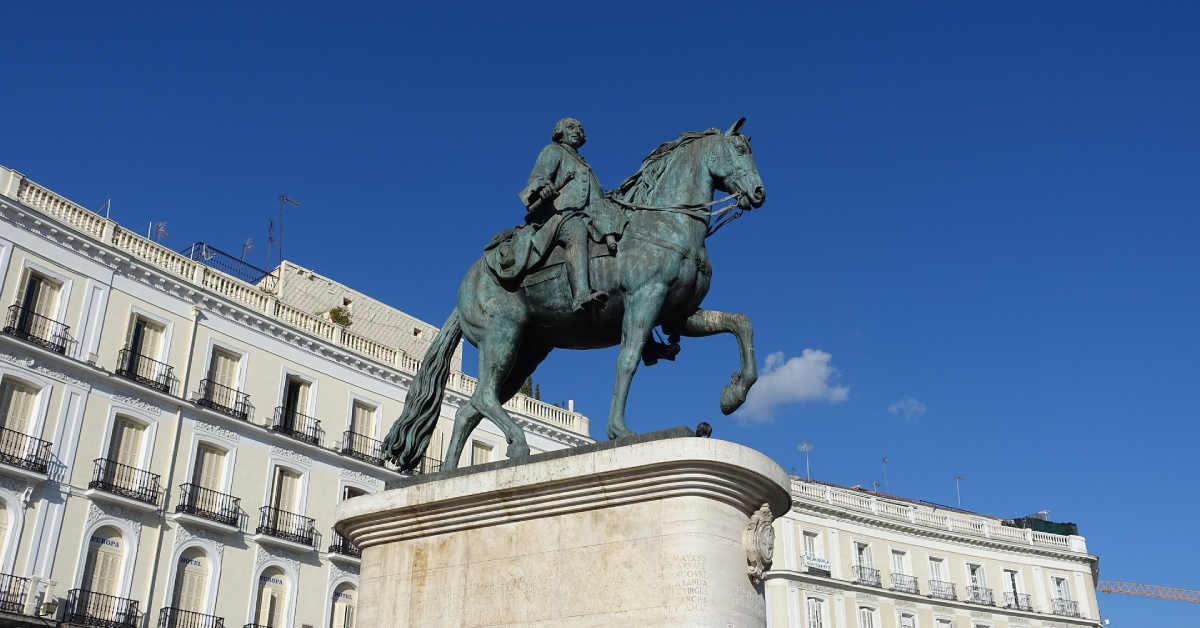 Escultura de Carlos III cerca de la mejor zona donde alojarse en Madrid