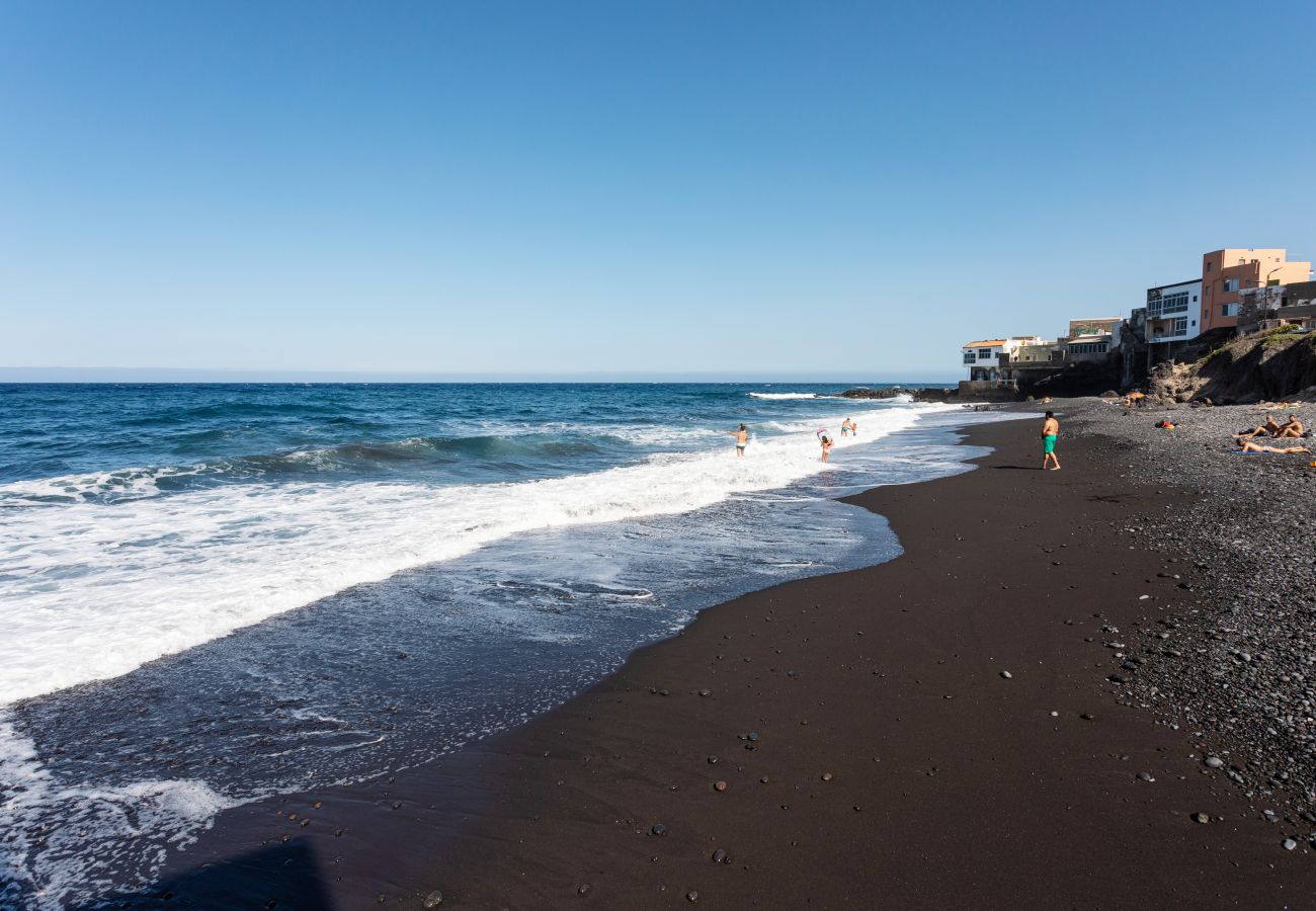 House in Candelaria - Beach house, 5 meters from the sea wifi by Lightbooking