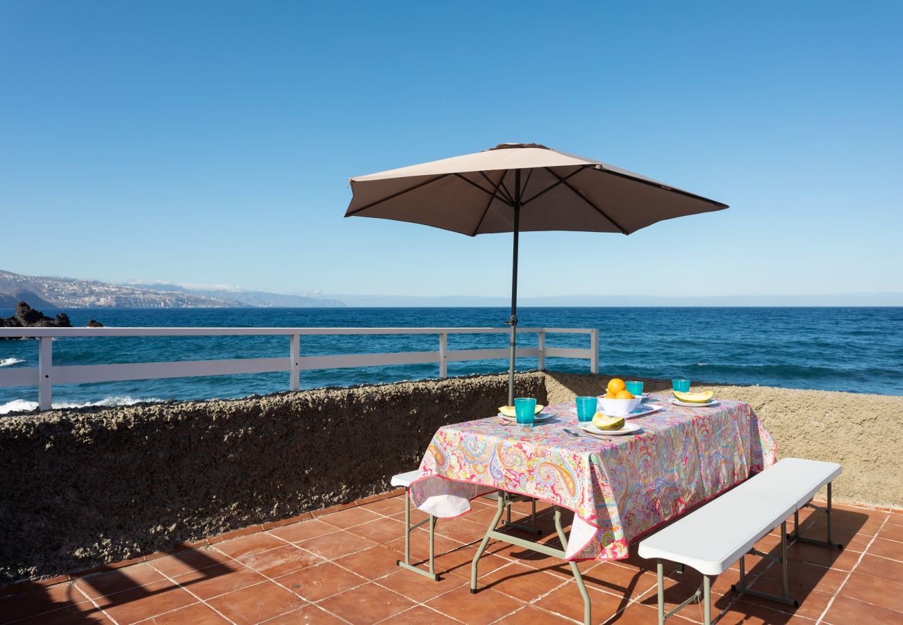 House in Candelaria - Beach house, 5 meters from the sea wifi by Lightbooking