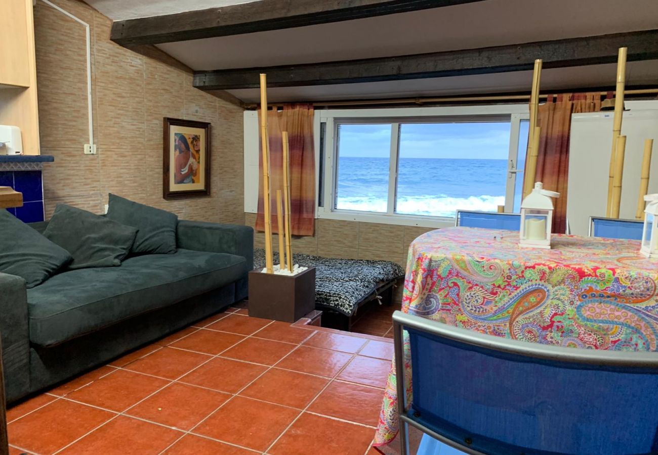 House in Candelaria - Beach house, 5 meters from the sea wifi by Lightbooking