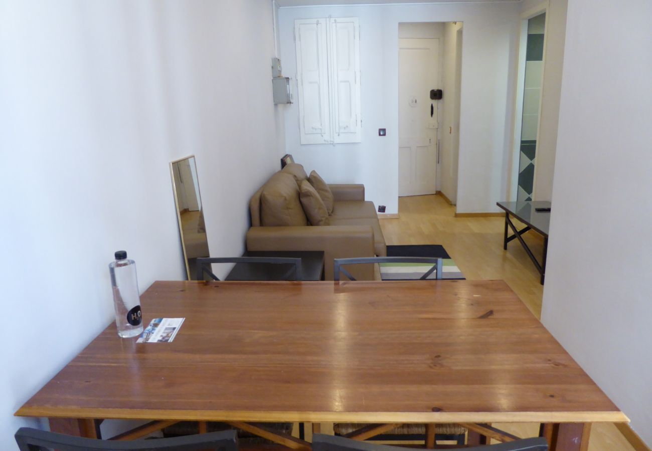 Apartment in Barcelona - Lovely flat for rent by days in Barcelona center, Gracia. Sunny light, comfort and quiet.