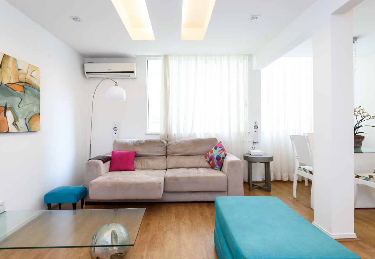 Large, well-lit and comfortable living room. Equipped with sofa, TV and dining table. 