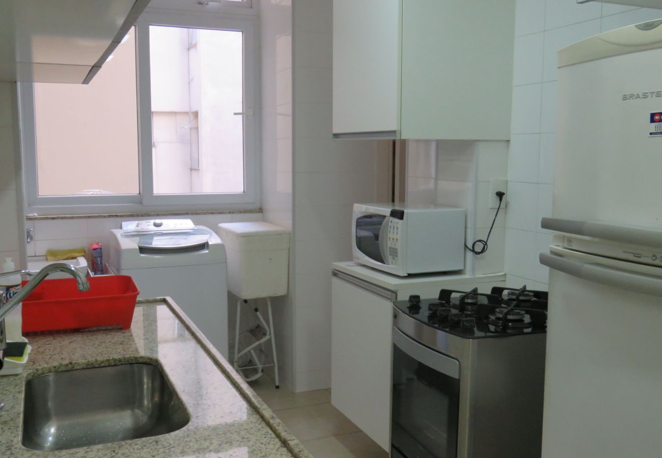 Fully equipped kitchen with microwave, coffee maker and refrigerator