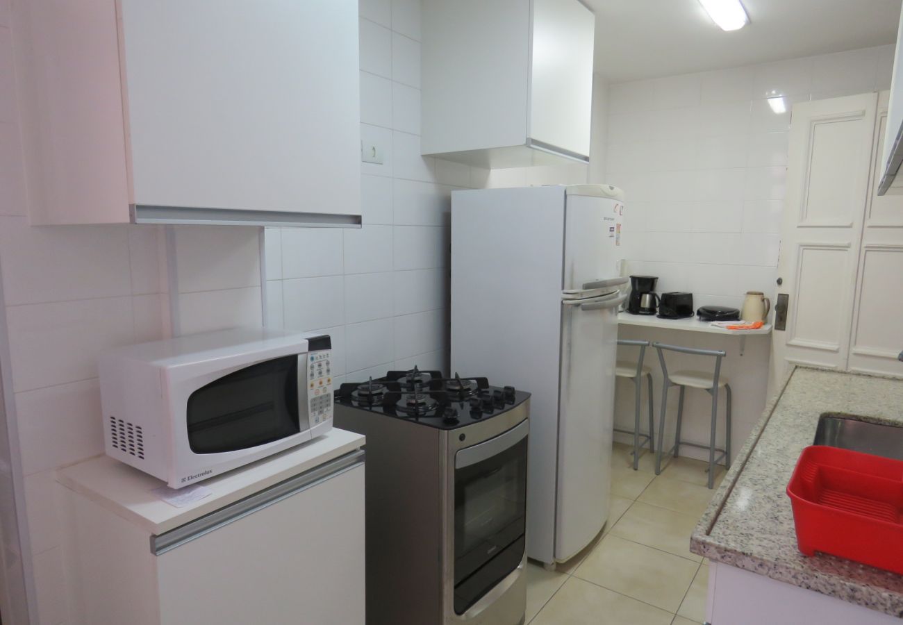Fully equipped kitchen with microwave, coffee maker and refrigerator