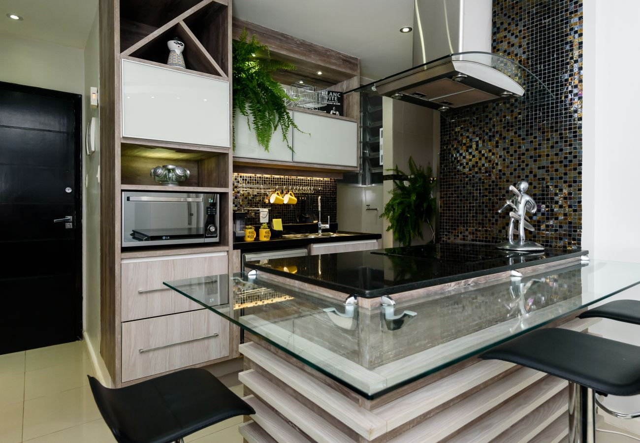 Modern and spacious well decorated kitchen