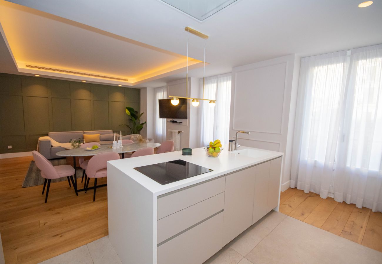 Apartment in Madrid - Luxurious and Elegant Calle Alcalá Madrid Center ALC35