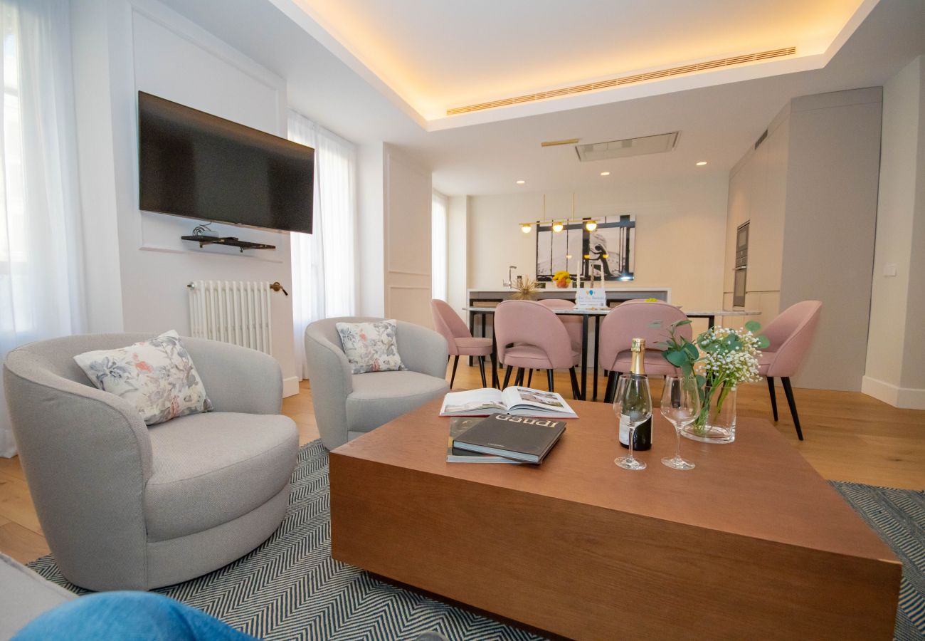 Apartment in Madrid - Luxurious and Elegant Calle Alcalá Madrid Center ALC35