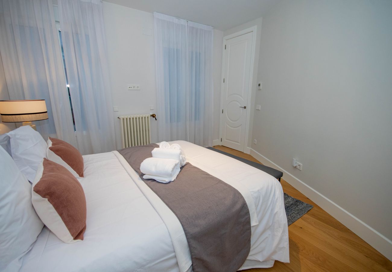 Apartment in Madrid - Luxurious and Elegant Calle Alcalá Madrid Center ALC35