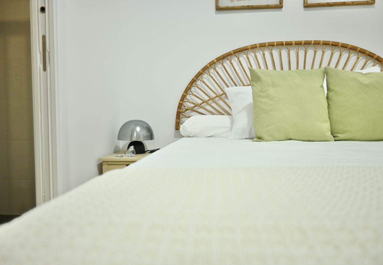 Studio in Madrid - Estudio Acogedor con Cama Doble y Sofá Cama Cerca de la Animada Avenida Albufera MPE35I