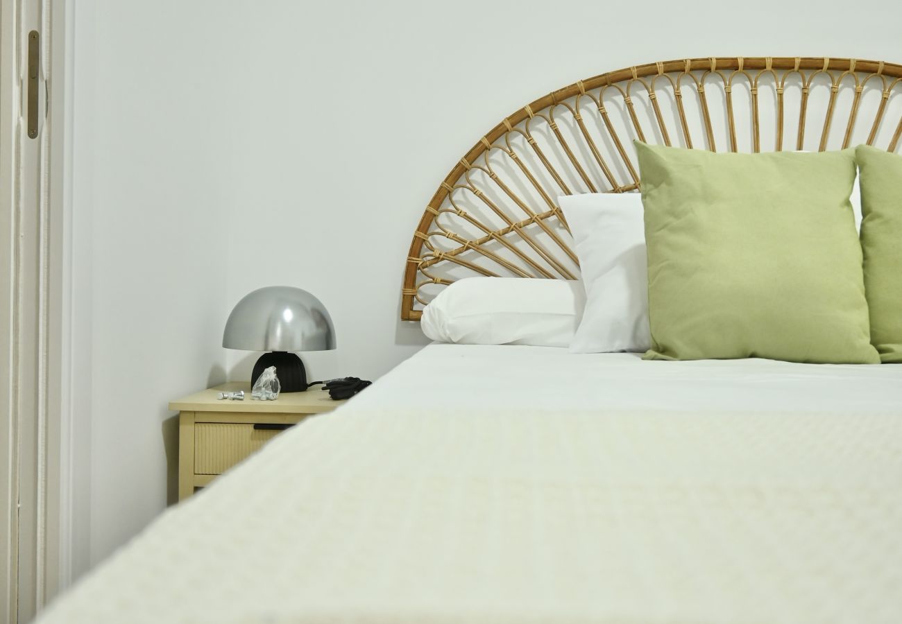 Studio in Madrid - Estudio Acogedor con Cama Doble y Sofá Cama Cerca de la Animada Avenida Albufera MPE35I