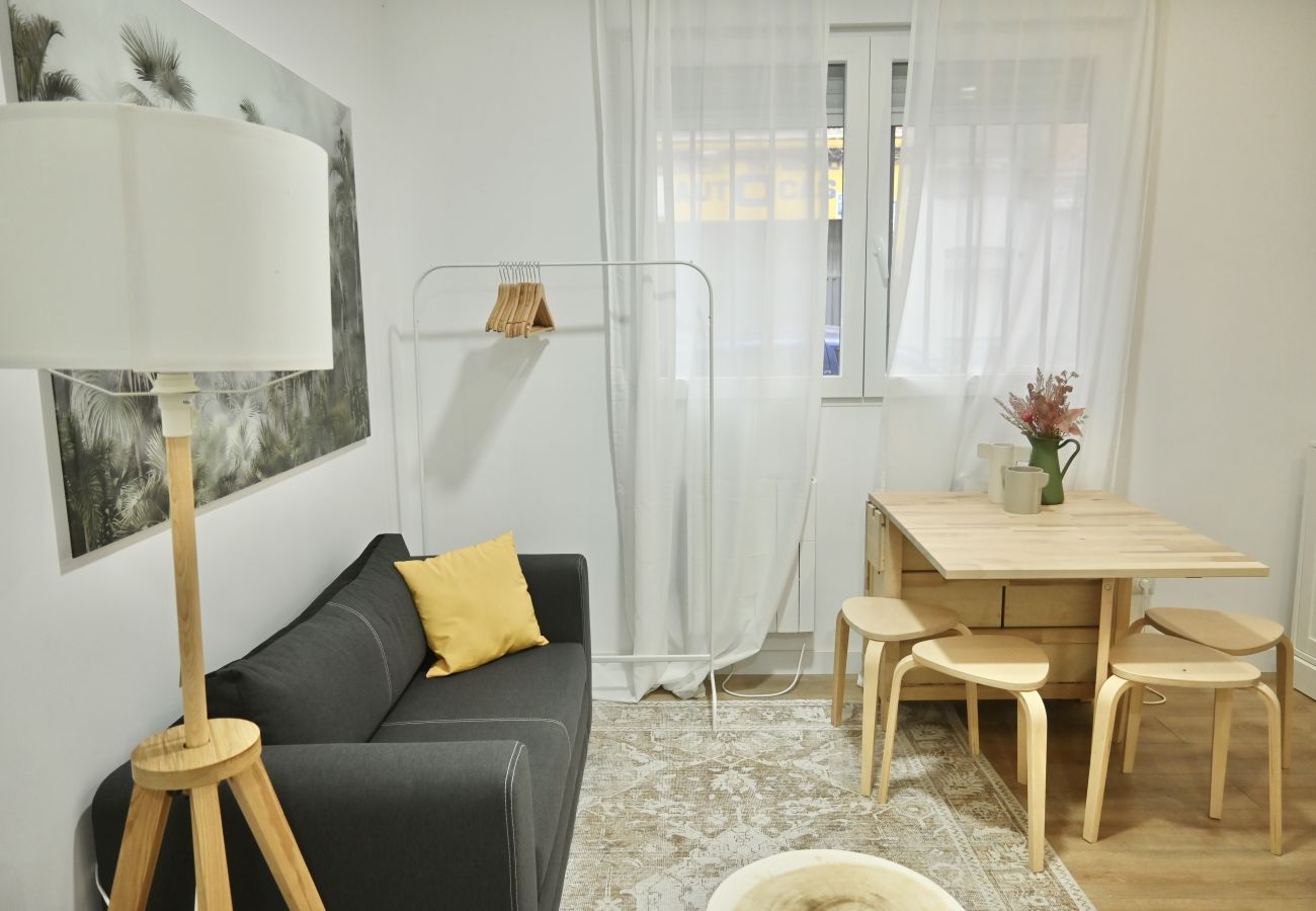 Studio in Madrid - Estudio Acogedor con Cama Doble y Sofá Cama Cerca de la Animada Avenida Albufera MPE35I