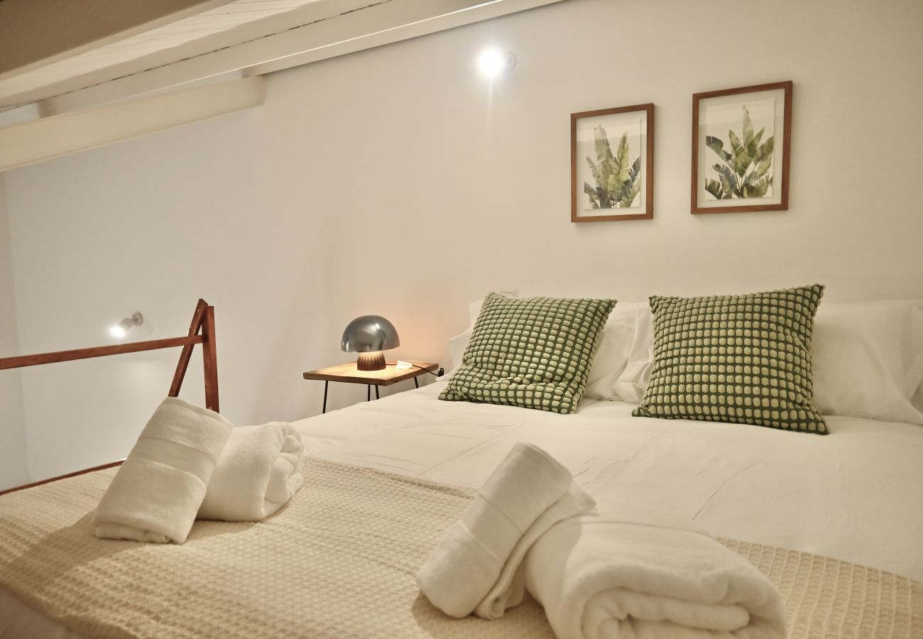 Studio in Madrid - Exquisito Estudio con Cama en Mezanine y Patio Compartido MPE35C