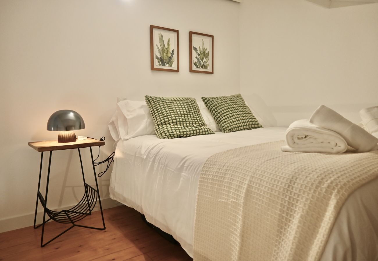 Studio in Madrid - Exquisito Estudio con Cama en Mezanine y Patio Compartido MPE35C