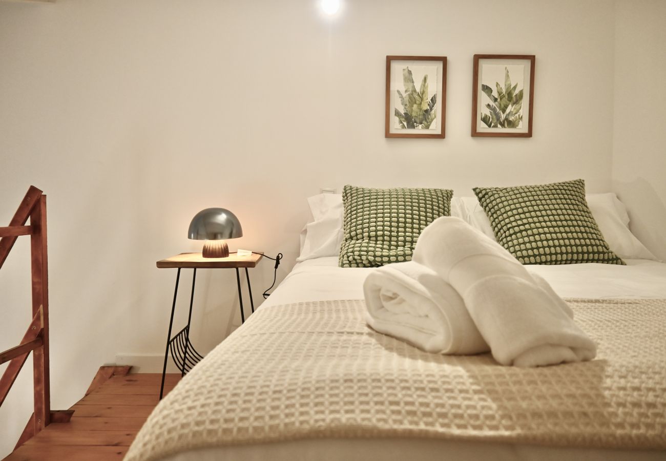 Studio in Madrid - Exquisito Estudio con Cama en Mezanine y Patio Compartido MPE35C