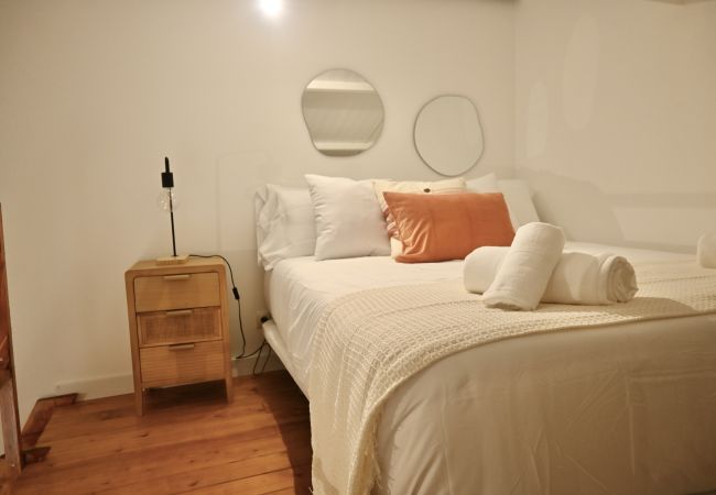  in Madrid - Exquisito Estudio con Cama en Mezanine y Encantador Patio Compartido MPE35B