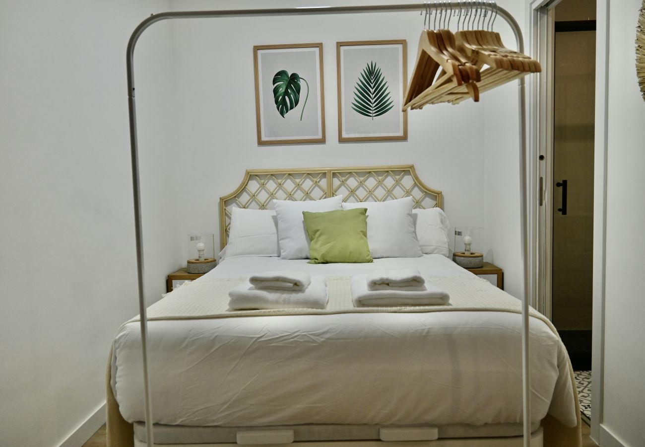 Studio in Madrid - Encantador Estudio con Cama Doble y Sofá Cama, Patio Compartido MPE35A