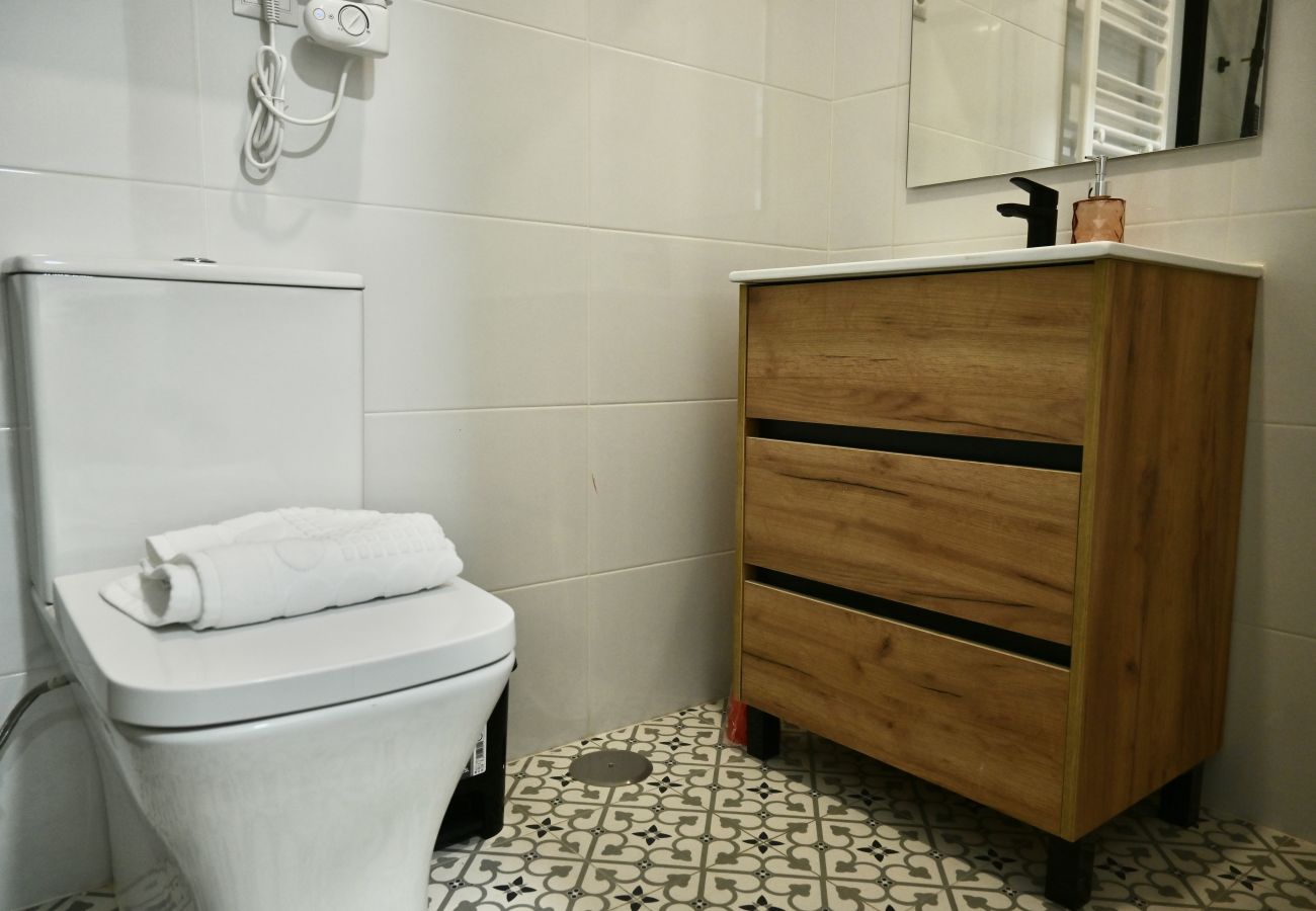 Studio in Madrid - Encantador Estudio con Cama Doble y Sofá Cama, Patio Compartido MPE35A