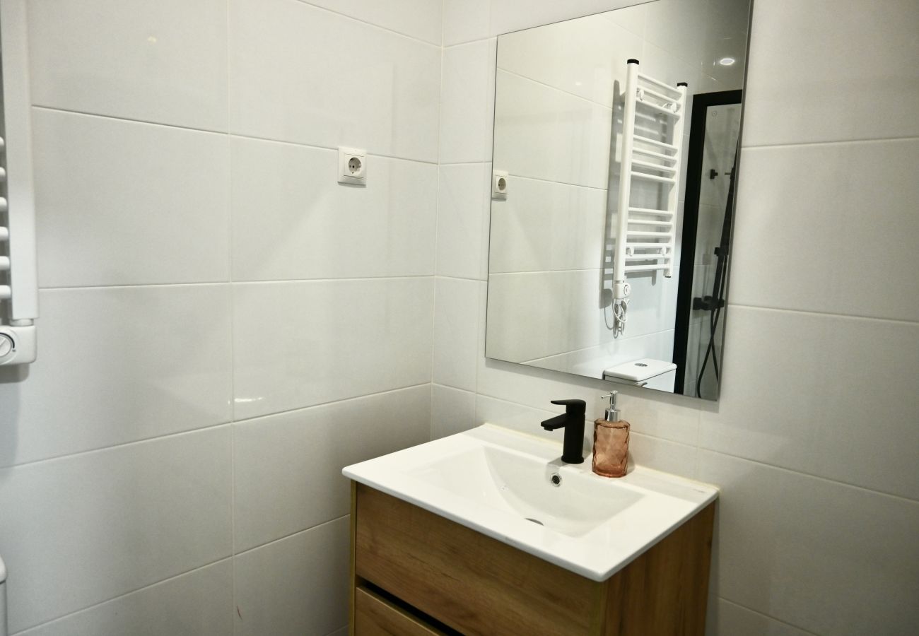 Studio in Madrid - Encantador Estudio con Cama Doble y Sofá Cama, Patio Compartido MPE35A