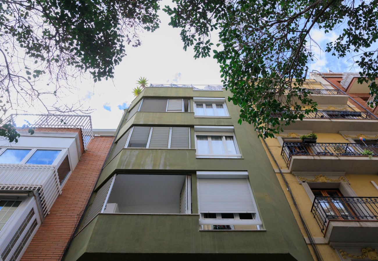 Apartment in Barcelona - Lightly, quiet, and central apartment with balcony 