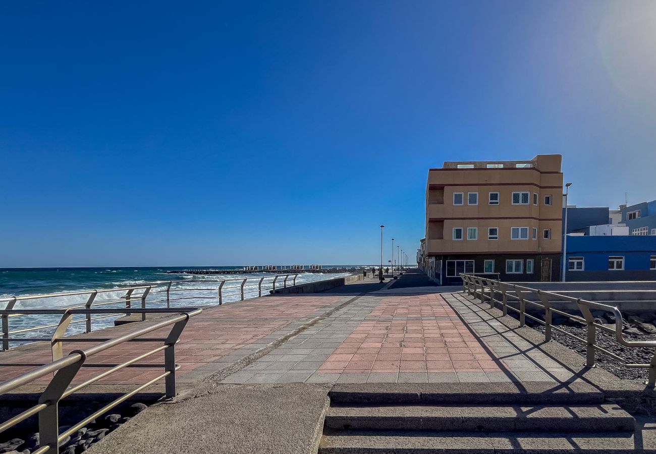 Apartment in Ingenio - El Burrero Beach with terrace and private solarium