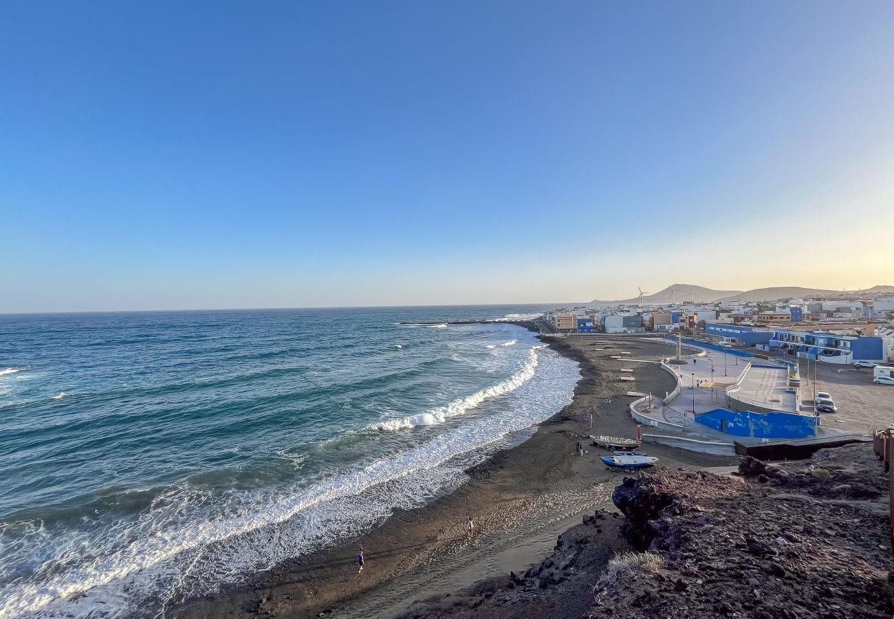 Apartment in Ingenio - El Burrero Beach with terrace and private solarium