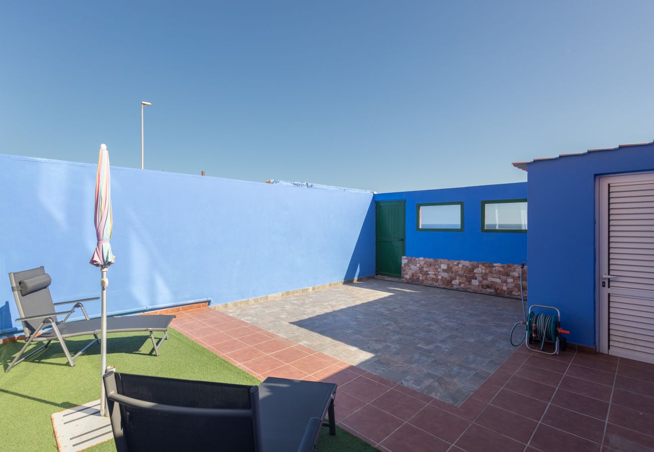 Apartment in Ingenio - El Burrero Beach with terrace and private solarium