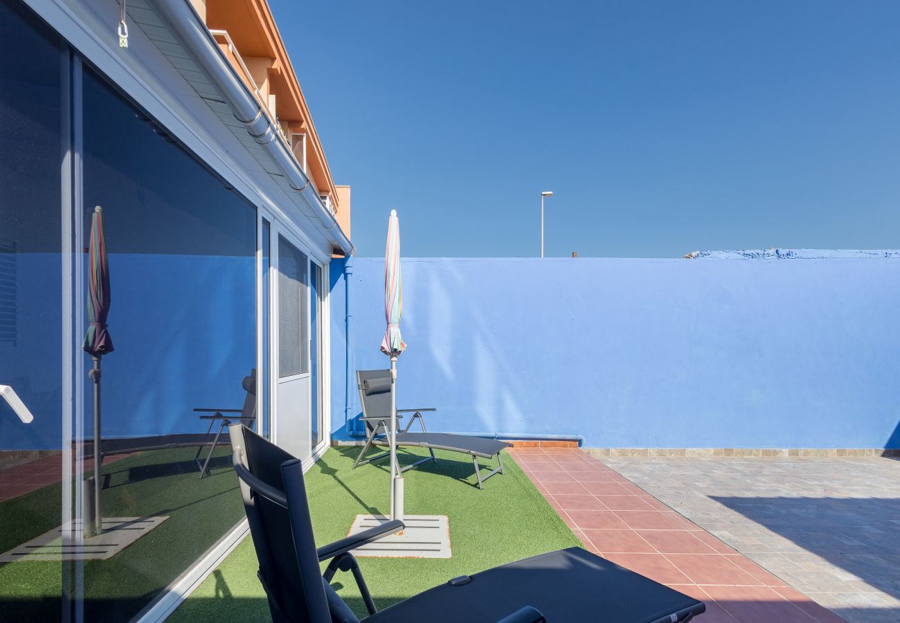 Apartment in Ingenio - El Burrero Beach with terrace and private solarium