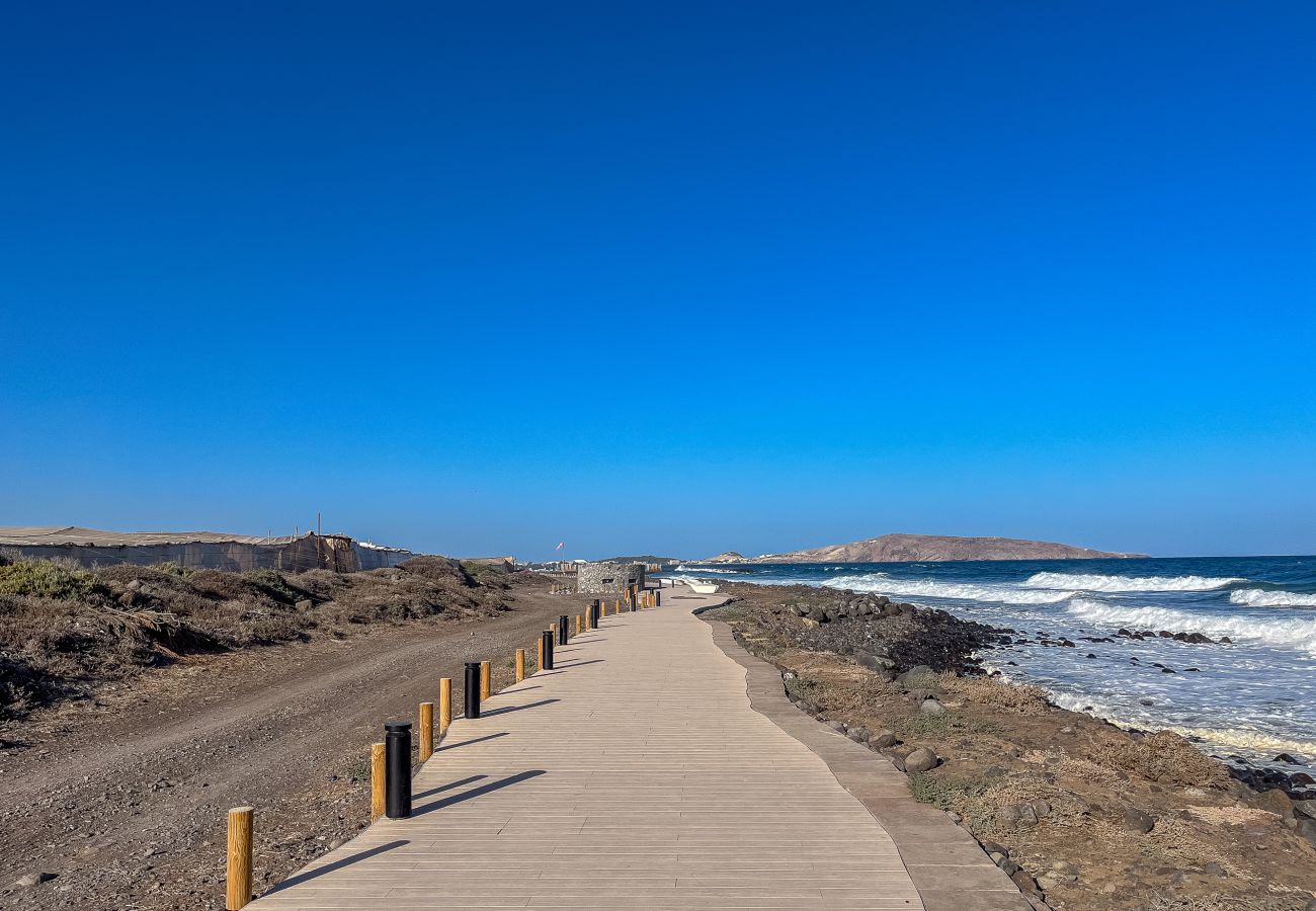 Apartment in Ingenio - El Burrero Beach with terrace and private solarium