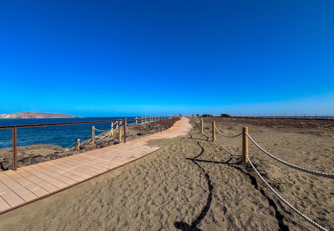 Apartment in Ingenio - El Burrero Beach with terrace and private solarium