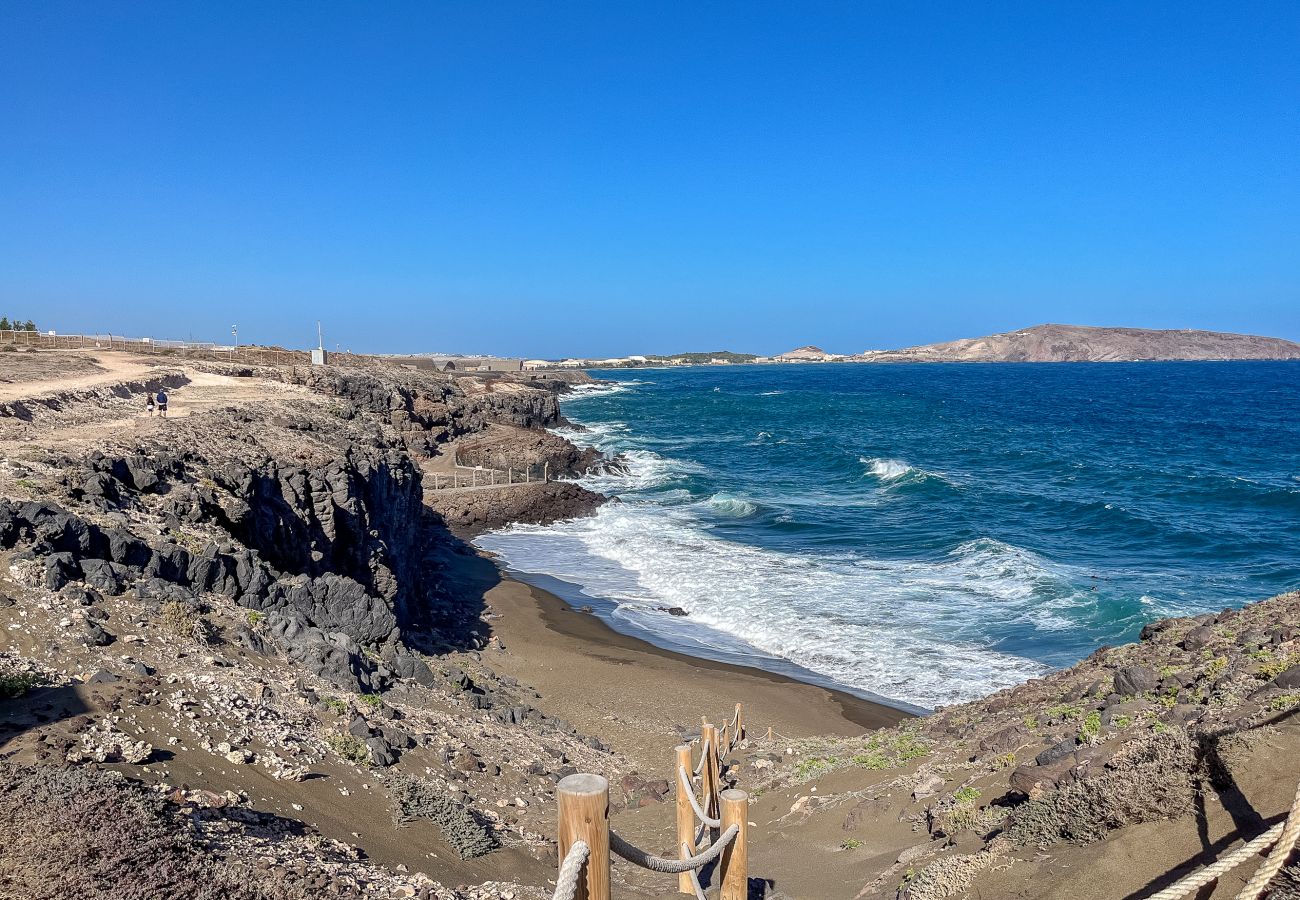 Apartment in Ingenio - El Burrero Beach with terrace and private solarium