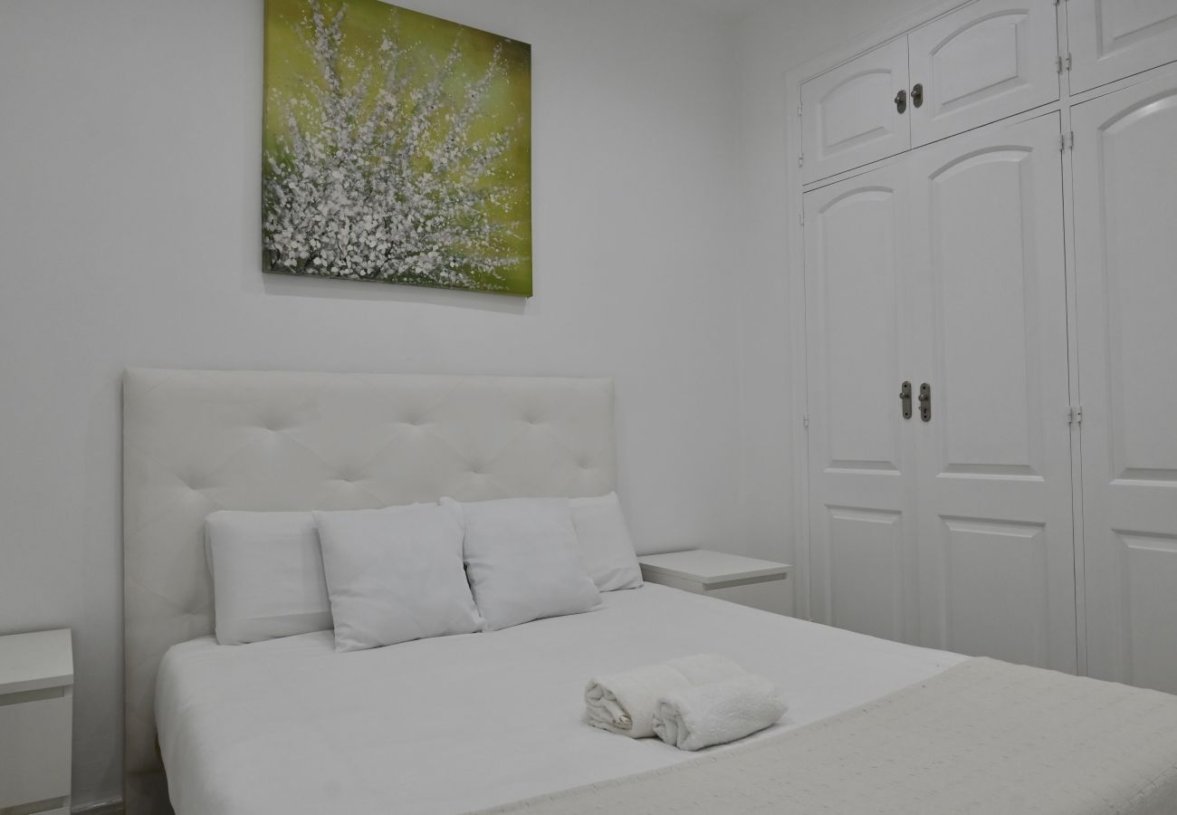 Rent by room in Madrid - Dream Room Steps from the Royal Palace of Madrid