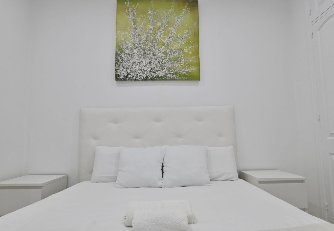 Rent by room in Madrid - Dream Room Steps from the Royal Palace of Madrid