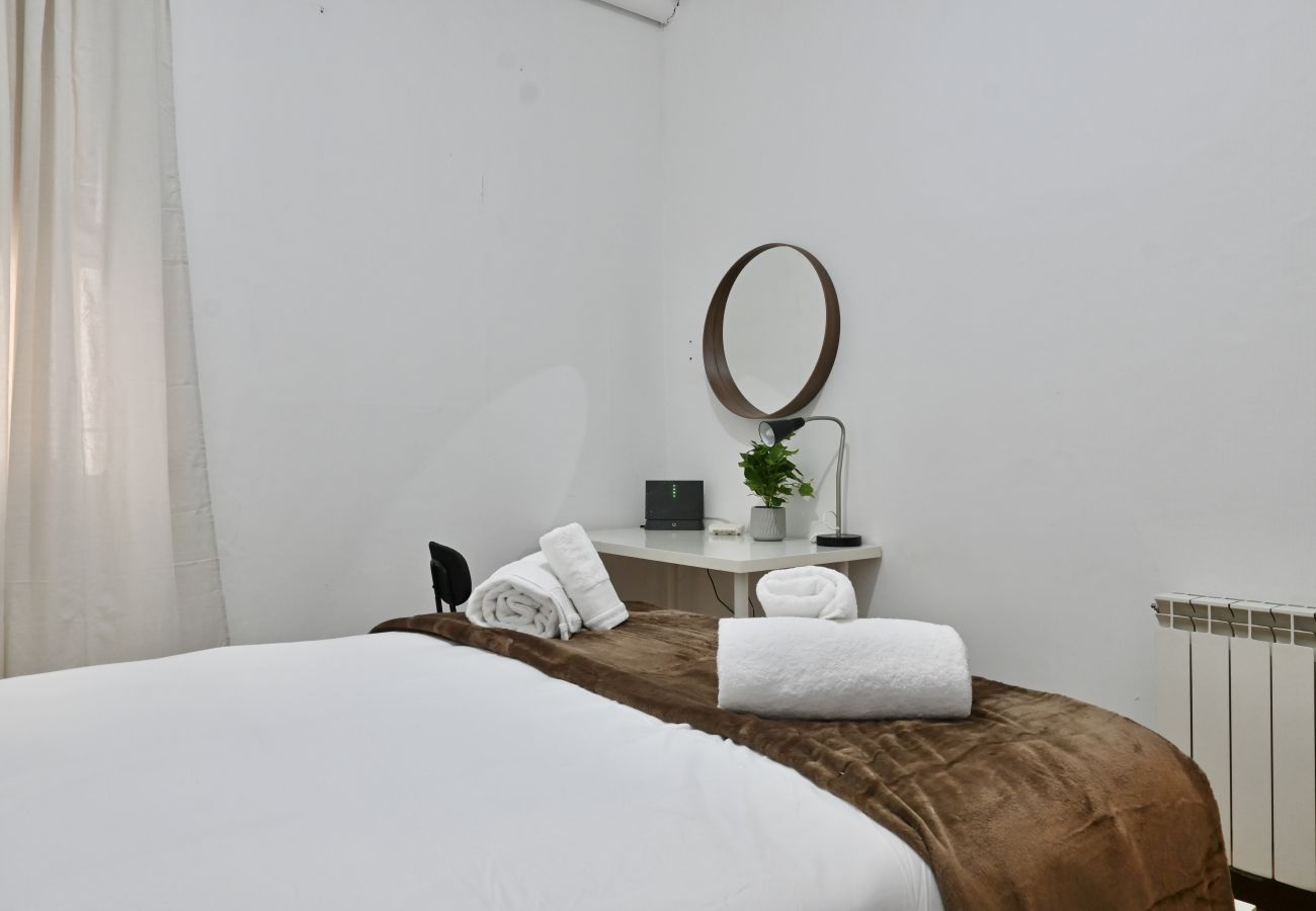 Apartment in Madrid - Four Bedroom Apartment in the Bohemian Neighborhood of Malasaña VLD13 