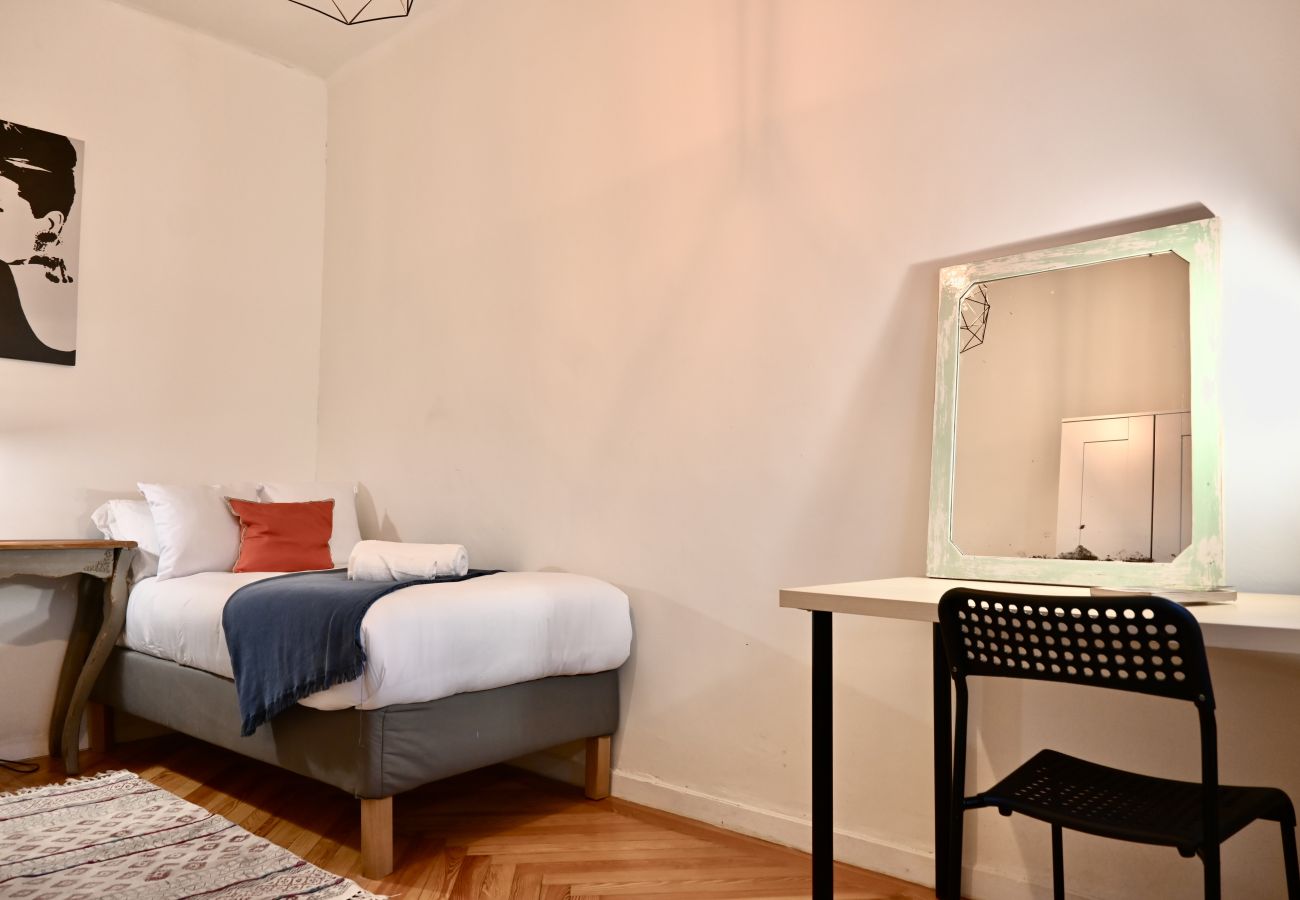 Apartment in Madrid - M (CUB23) Central and spacious 3-bedroom home in Las Cortes