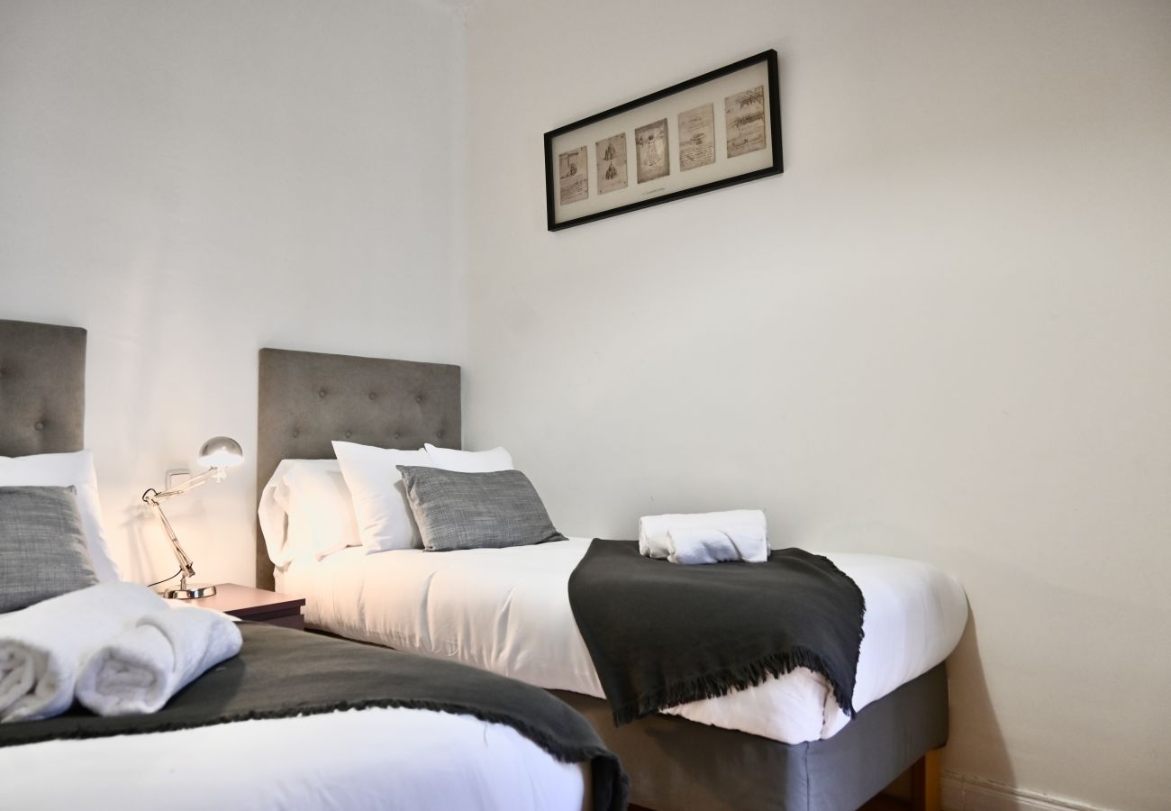 Apartment in Madrid - M (CUB23) Central and spacious 3-bedroom home in Las Cortes