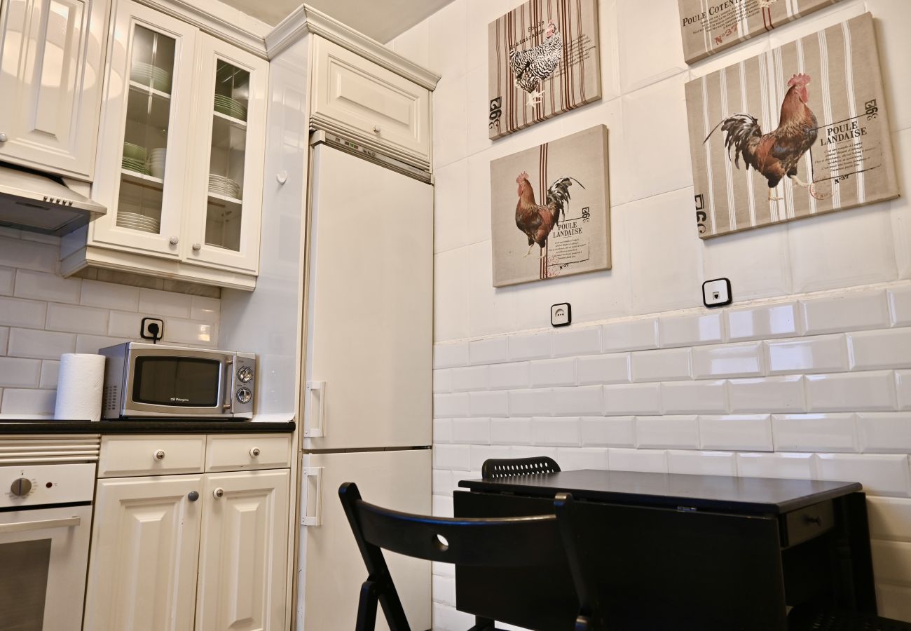 Apartment in Madrid - M (CUB23) Central and spacious 3-bedroom home in Las Cortes