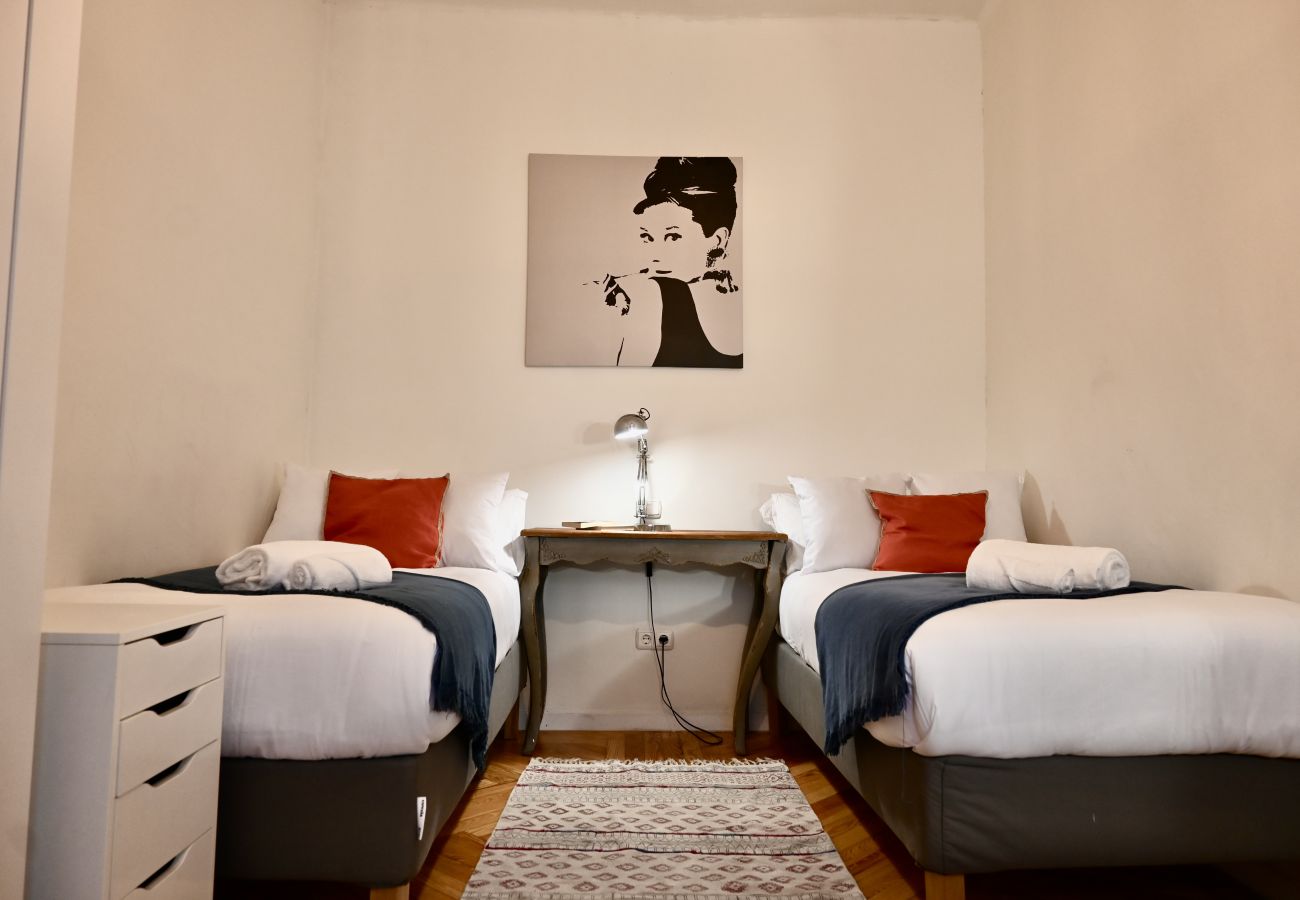 Apartment in Madrid - M (CUB23) Central and spacious 3-bedroom home in Las Cortes