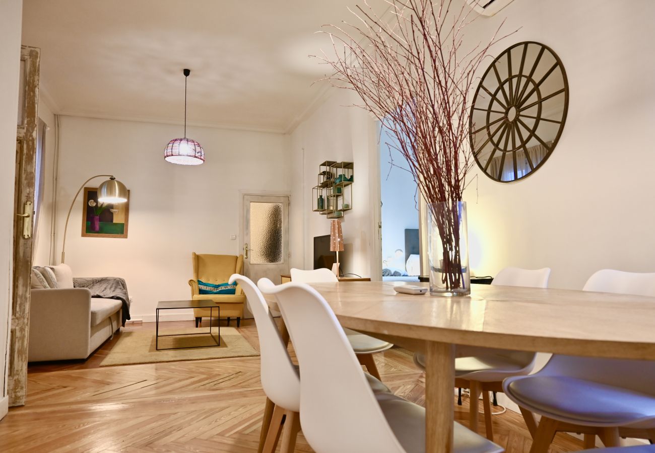 Apartment in Madrid - M (CUB23) Central and spacious 3-bedroom home in Las Cortes