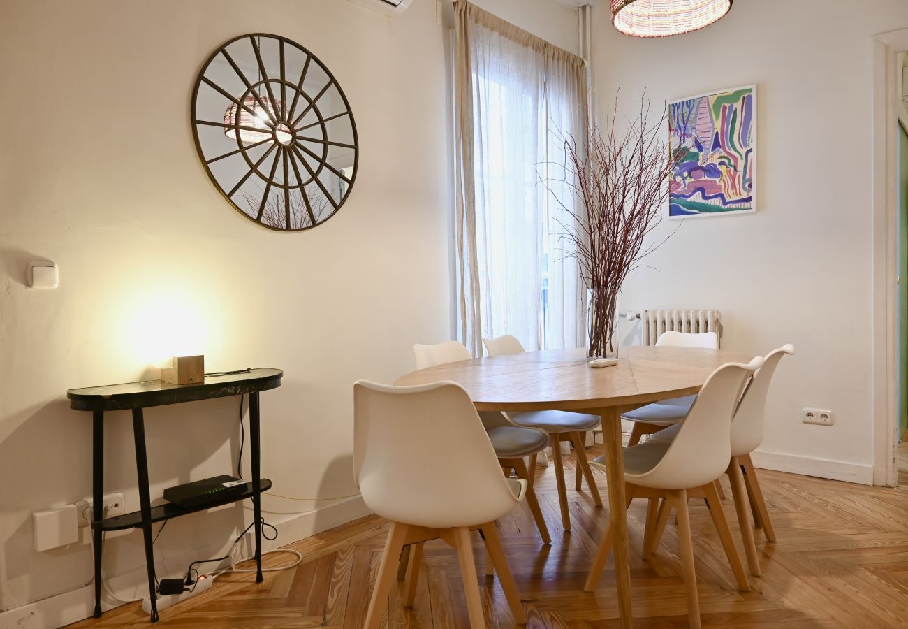 Apartment in Madrid - M (CUB23) Central and spacious 3-bedroom home in Las Cortes