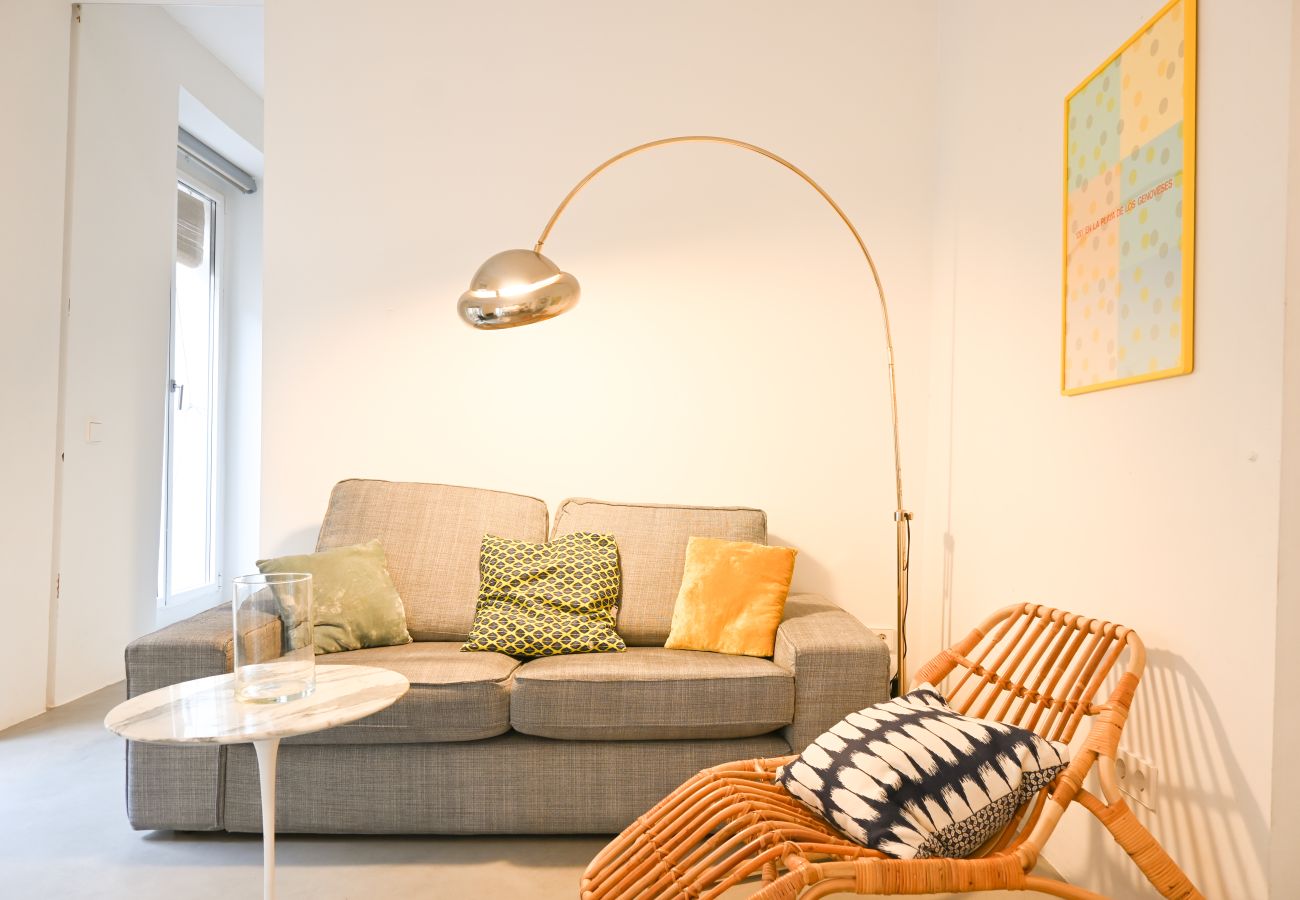 Apartment in Madrid -  Charming 2-bedroom apartment: Experience authentic Madrid life in your own space