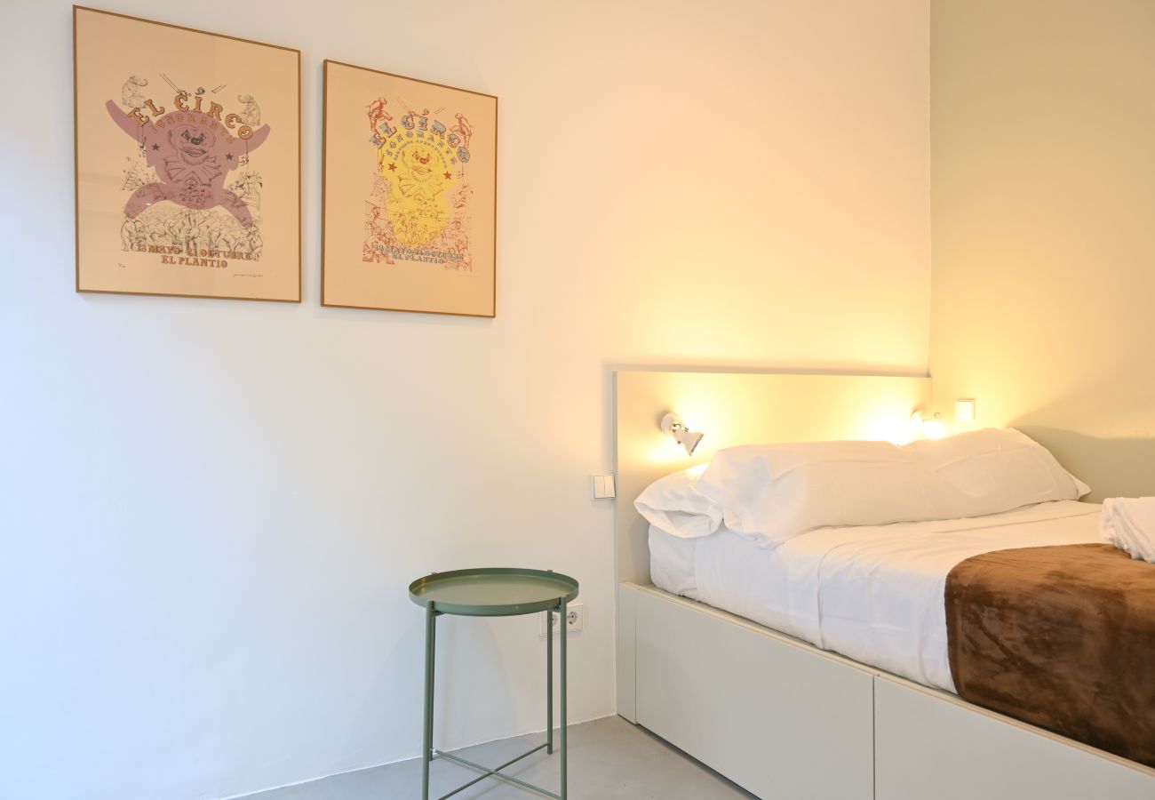 Apartment in Madrid -  Charming 2-bedroom apartment: Experience authentic Madrid life in your own space