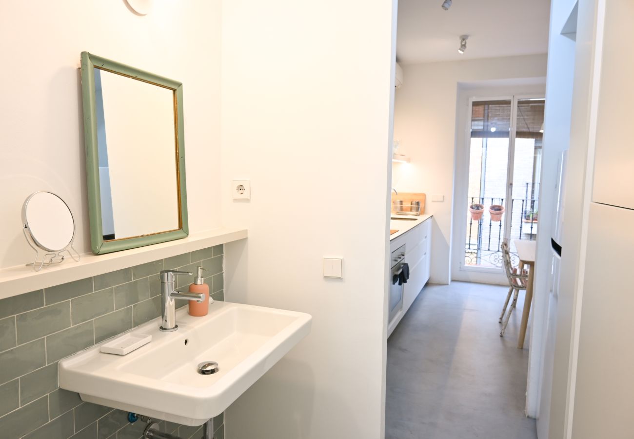 Apartment in Madrid -  Charming 2-bedroom apartment: Experience authentic Madrid life in your own space