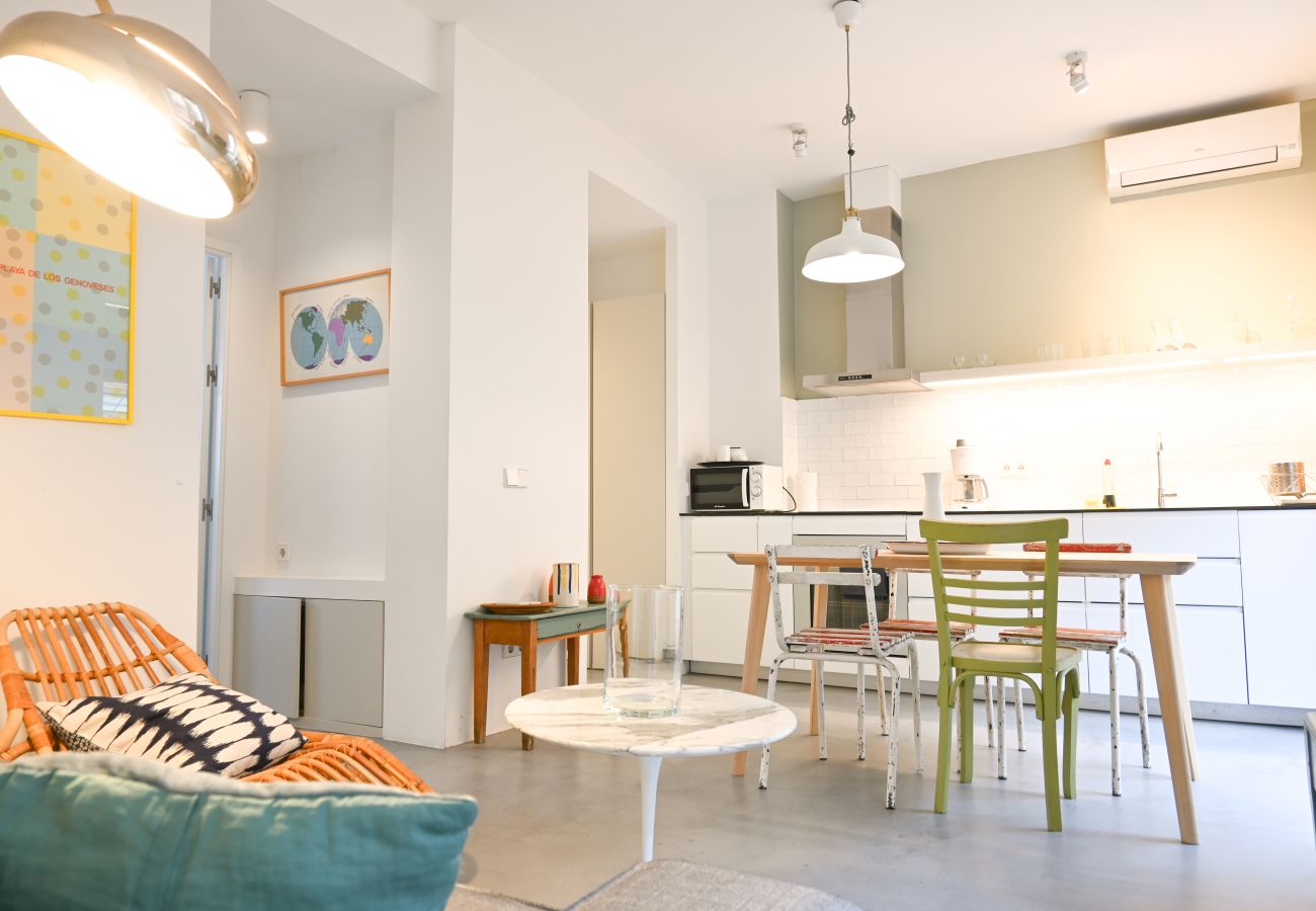 Apartment in Madrid -  Charming 2-bedroom apartment: Experience authentic Madrid life in your own space