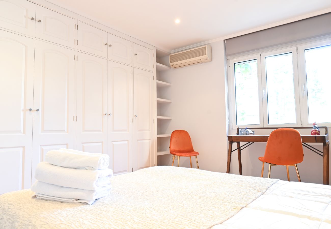 Apartment in Madrid - Spacious Three Bedroom Apartment a few minutes from the Bernabeu in Madrid 