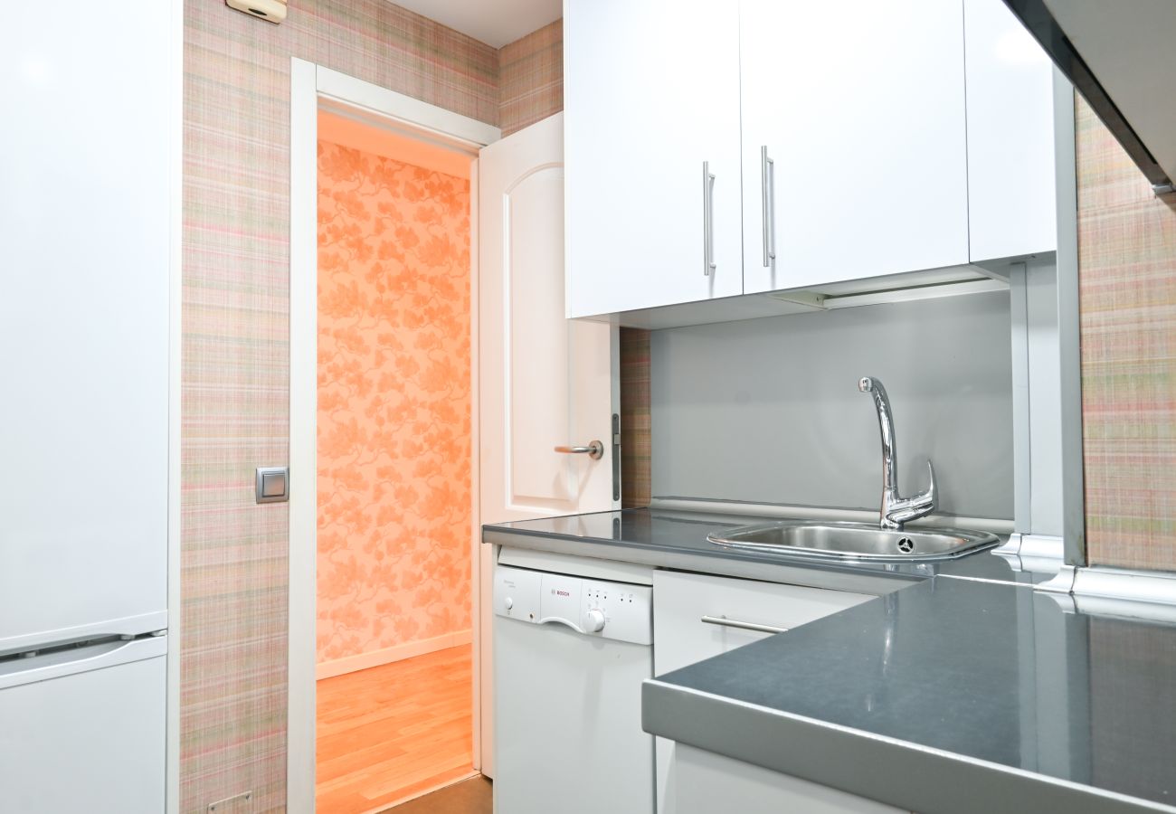 Apartment in Madrid - Spacious Three Bedroom Apartment a few minutes from the Bernabeu in Madrid 