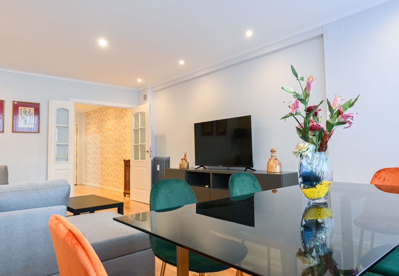 Apartment in Madrid - Spacious Three Bedroom Apartment a few minutes from the Bernabeu in Madrid 