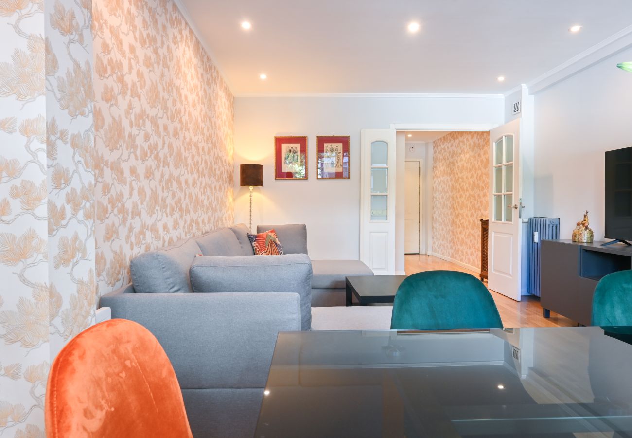 Apartment in Madrid - Spacious Three Bedroom Apartment a few minutes from the Bernabeu in Madrid 