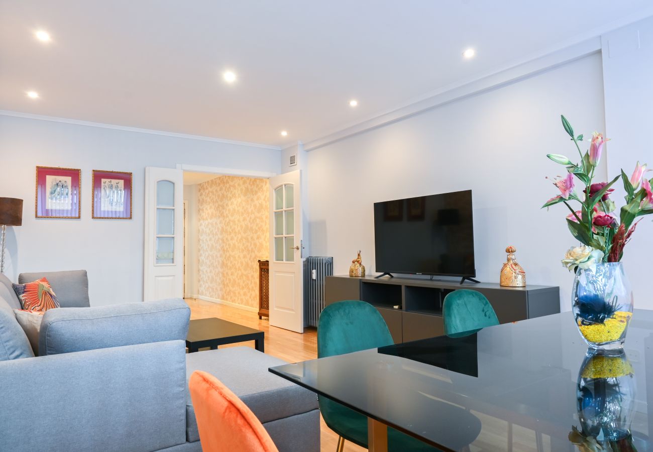 Apartment in Madrid - Spacious Three Bedroom Apartment a few minutes from the Bernabeu in Madrid 